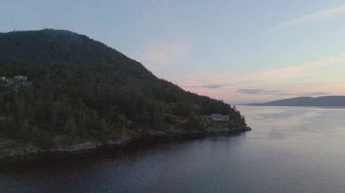 Pasifik Okyanusu 'nun batı kıyısındaki adaların havadan görüntüsü. Güneşli Gündoğumu Gökyüzü. Maple Bay, Vancouver Adası, British Columbia, Kanada.