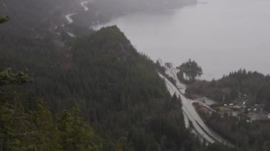 Pasifik Okyanusu 'nun batı kıyısındaki Sky Highway' e. Hava görüntüsü. Yağmurlu bir gün. Howe Sound, Squamish, BC, Kanada 'da. Yavaş Hareket