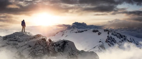 冒険的な男山の崖の上に立っている エクストリームアドベンチャー コンポジット 3Dレンダリングピーク 背景ブリティッシュ コロンビア州 カナダからの航空画像 — ストック写真
