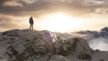 Maceracı Adam Dağ Kayalıkları 'nın tepesinde duruyor. Extreme Adventure Composite. 3D Rending Peak. BC, Kanada 'dan Arkaplan Havacılık Resmi.