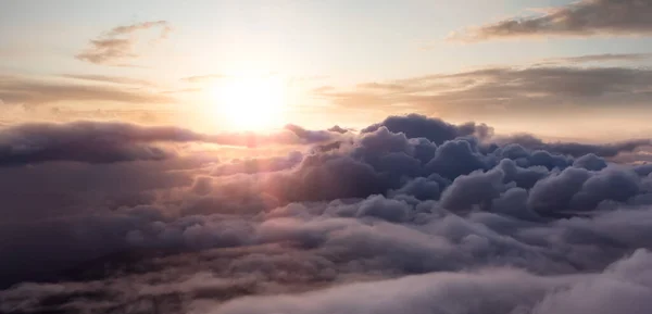 劇的な雲の空中ビュー サンセットスカイアートレンダリング 自然背景パノラマ カナダのブリティッシュコロンビア州の山を乗っ取った — ストック写真