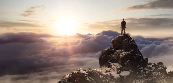 Maceracı Adam Dağ Kayalıkları Nın Tepesinde Duruyor Extreme Adventure Composite — Stok fotoğraf