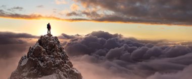 Maceracı Adam Dağ Kayalıkları 'nın tepesinde duruyor. Extreme Adventure Composite. 3D Rending Peak. British Columbia, Kanada 'dan Arkaplan Hava Görüntüsü.