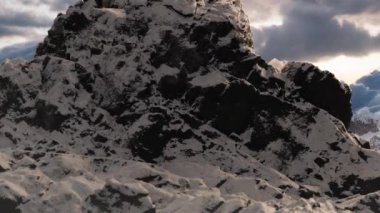 Maceracı Adam Dağ Kayalıkları 'nın tepesinde duruyor. Extreme Adventure Composite. 3D Rending Peak. BC, Kanada 'dan Arkaplan Havacılık Resmi.