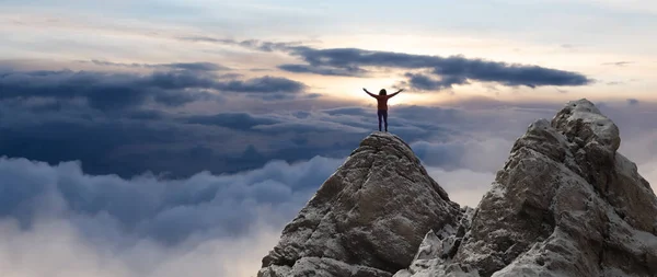 Περιπετειώδης Γυναίκα Που Στέκεται Στην Κορυφή Του Βουνού Extreme Adventure — Φωτογραφία Αρχείου