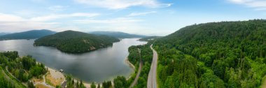 Şehirdeki Otoyol 'un Havadan Görüntüsü. Bulutlu Gökyüzü. Port Moody, Vancouver, BC, Kanada. Bulutlu Gök Sanatı Hazırlama. Panorama