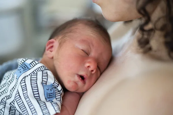 Adorável Menino Recém Nascido Sentado Peito Mãe — Fotografia de Stock