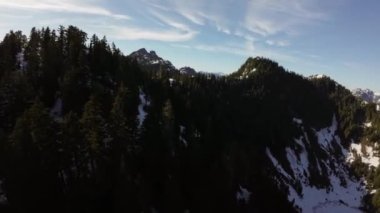 Bahar mevsiminde Kanada 'da Ağaçlar ve Dağ Tepeleri. Hava görüntüsü. Dinamik Uçma. Vancouver yakınlarında, British Columbia, Kanada. 