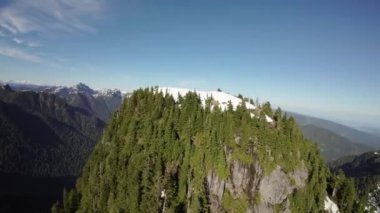 Bahar mevsiminde Kanada 'da Ağaçlar ve Dağ Tepeleri. Hava görüntüsü. Dinamik Uçma. Vancouver yakınlarında, British Columbia, Kanada. 