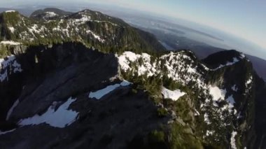 Bahar mevsiminde Kanada 'da Ağaçlar ve Dağ Tepeleri. Hava görüntüsü. Dinamik Uçma. Vancouver yakınlarında, British Columbia, Kanada. 