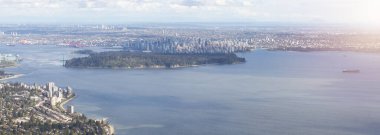 Stanley Park, Lions Gate Köprüsü ve Pasifik Okyanusu 'nun batı kıyısındaki Downtown City. Havadan. Vancouver, British Columbia, Kanada.