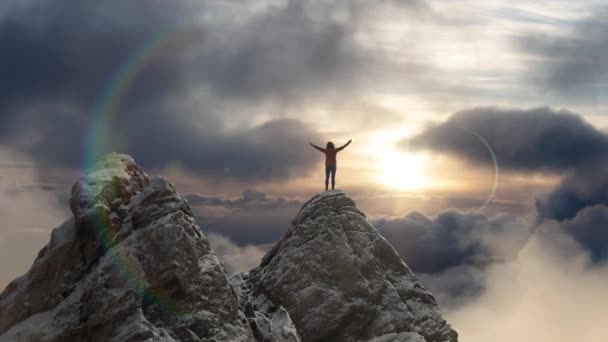 Eventyrkvinnen Står Toppen Mountain Cliff Extreme Adventure Composite Engelsk Rendering – stockvideo
