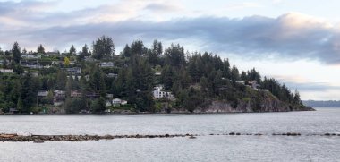 Pasifik Okyanusu 'nun batı kıyısındaki lüks evler. Horseshoe Körfezi, Batı Vancouver, BC, Kanada.