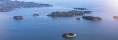 Vancouver ve Sunshine Coast yakınlarındaki Howe Sound adaları, BC, Kanada. Hava Panoraması