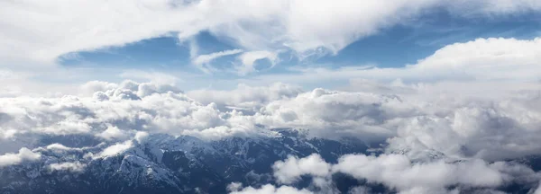 Kanada Kıyı Dağları Bulutlarla Kaplı Hava Panoraması British Columbia Kanada — Stok fotoğraf