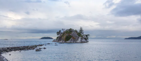 太平洋西海岸的落基岛 多云的日出 加拿大不列颠哥伦比亚省温哥华市 马蹄湾 怀特克里夫公园 — 图库照片