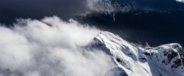 Kanada Kıyı Dağları Bulutlarla kaplı. Hava Panoraması. British Columbia, Kanada.