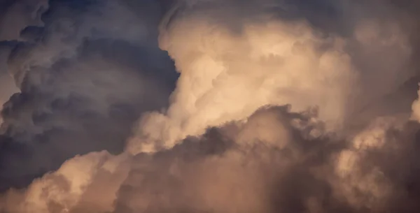 Sunset Dramatik Bulutlu Gökyüzü Doğa Arkaplanı Fırtına Kümülüs Bulutları — Stok fotoğraf
