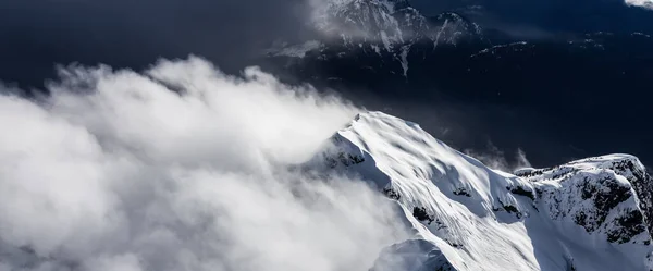Καναδικό Παράκτιο Ορεινό Τοπίο Καλυμμένο Σύννεφα Εναέρια Πανόραμα Βρετανική Κολομβία — Φωτογραφία Αρχείου