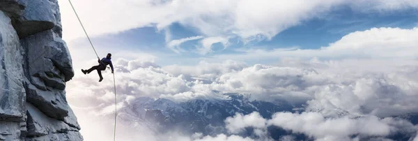 Приключенческий Человек Веревке Спускающийся Горной Скалы Comment World Воздушный Пейзаж — стоковое фото
