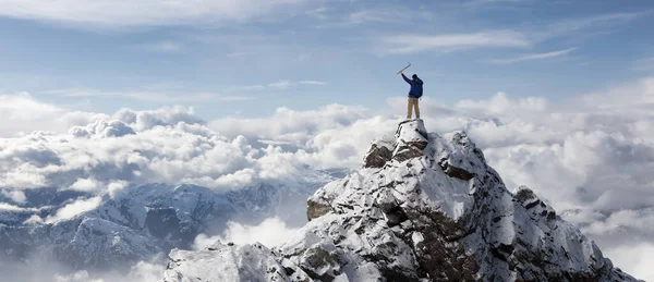 Äventyrlig Man Som Står Toppen Mountain Cliff Extrem Äventyrskomposit Renderingstoppar — Stockfoto