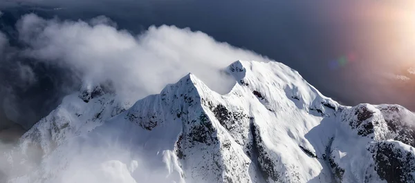 Καναδικό Παράκτιο Ορεινό Τοπίο Καλυμμένο Σύννεφα Εναέρια Πανόραμα Βρετανική Κολομβία — Φωτογραφία Αρχείου