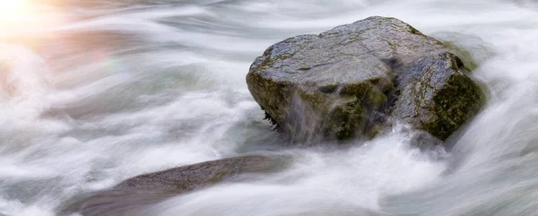 Acqua Dolce Che Scorre Lungo Fiume Stream Intorno Alle Rocce — Foto Stock