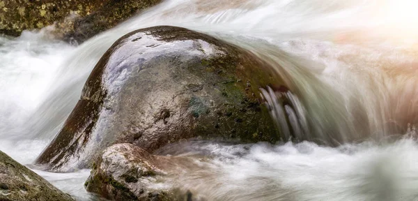 Zoet Water Stroomt Langs Rivier Rond Gladde Rotsen Lynn Valley — Stockfoto
