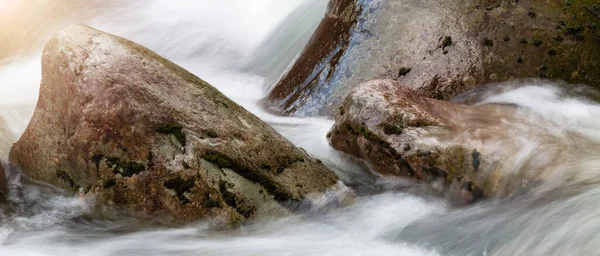 Zoet Water Stroomt Langs Rivier Rond Gladde Rotsen Lynn Valley — Stockfoto