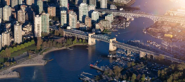 温哥华市中心的现代城市景观 空中全景 日落了加拿大不列颠哥伦比亚省 — 图库照片