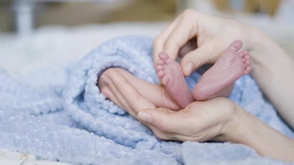 婴儿小脚近身 按摩一下宝宝在妈妈的腿上慢动作 — 图库视频影像