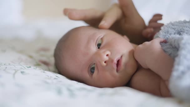 Adorável Menino Recém Nascido Deitado Cama Mãe Mão Massageando Cabeça — Vídeo de Stock