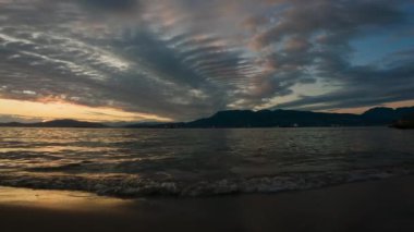 Dramatik günbatımında Jericho Sahili. Vancouver, British Columbia, Kanada. Yavaş Sinema Sineması