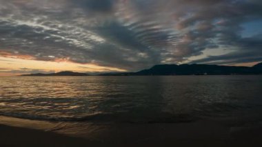 Dramatik günbatımında Jericho Sahili. Vancouver, British Columbia, Kanada. Yavaş Sinema Sineması