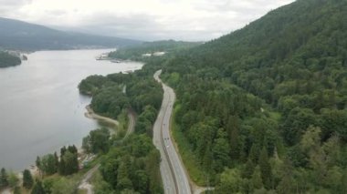 Şehirdeki Otoyol 'un Havadan Görüntüsü. Bulutlu Gökyüzü. Port Moody, Vancouver, BC, Kanada. Bulutlu Gök Sanatı Hazırlama. Panorama