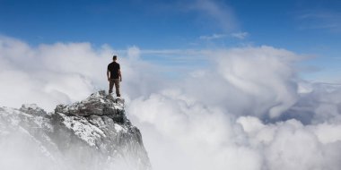 Maceracı Adam Dağ Kayalıkları 'nın tepesinde duruyor. Extreme Adventure Composite. 3D Rending Peak. British Columbia, Kanada 'dan Arkaplan Hava Görüntüsü.