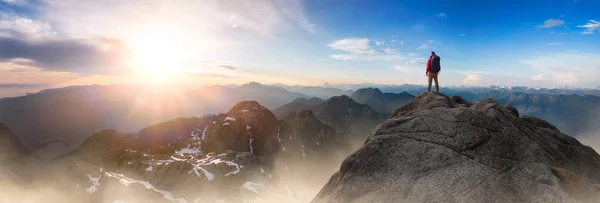 Äventyrlig Man Som Står Toppen Mountain Cliff Extrem Äventyrskomposit Renderingstoppar — Stockfoto