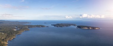 Güneşli bir yaz akşamında Pasifik Batı Yakası 'ndaki Thormanby Adası' nın havadan görüntüsü. Panorama