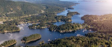 Sunshine Coast, British Columbia, Kanada. Kunduz Adası ve Madeira Parkı. Hava Panorama Görünümü