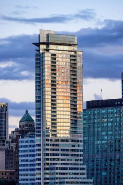 Günbatımında Urban City 'de yüksek binalar. Vancouver, British Columbia, Kanada.
