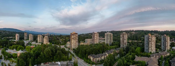 郊外の都市の住宅街やアパートの建物 ポートムーディー バンクーバー カナダ 空中だ 日没の空 — ストック写真