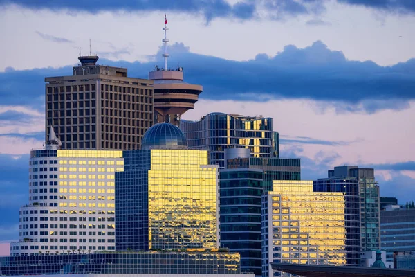 サンセット時の都市の高層ビル ダウンタウンバンクーバー ブリティッシュコロンビア州 カナダ — ストック写真