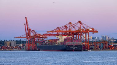 Vancouver, BC, Kanada - 16 Haziran 2023: Vancouver Limanı 'ndaki gemi, konteyner ve vinç ve arka plandaki şehir.