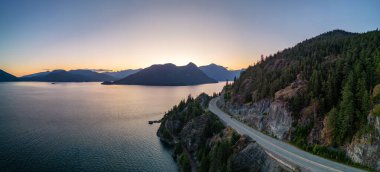 Pasifik Okyanusu 'nun batı kıyısındaki Sky Highway' e. Hava Panoraması. Güneşli Renkli Gün Batımı. Vancouver ve Squamish arasındaki Howe Sound, British Columbia, Kanada.