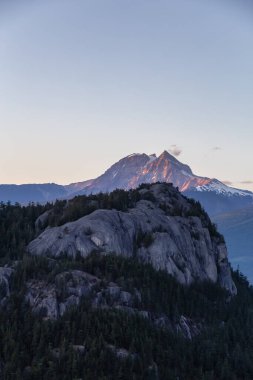 Gün batımında Kanada Dağ Manzarası. Squamish, British Columbia, Kanada.