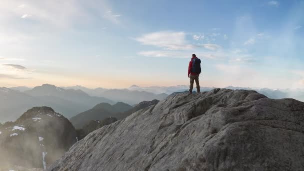 冒険的な男山の崖の上に立っている 極端な冒険の複合体 3Dレンダリングピーク 背景カナダ Bcからの航空画像 — ストック動画