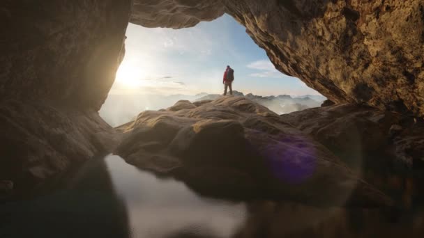 Abenteuerlustiger Mann Steht Einer Höhle Auf Dem Gipfel Des Berges — Stockvideo