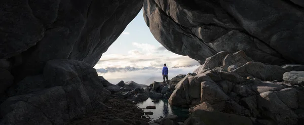 Człowiek Pełen Przygód Stojący Jaskini Szczycie Góry Kompozycja Ekstremalnych Przygód — Zdjęcie stockowe