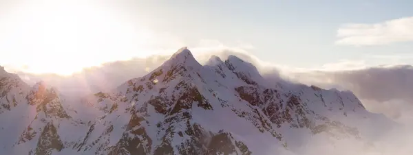 カナダ沿岸の山の風景雲に覆われた 空中パノラマ カナダのブリティッシュコロンビア州 — ストック写真