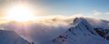 Kanada Kıyı Dağları Bulutlarla kaplı. Hava Panoraması. British Columbia, Kanada.